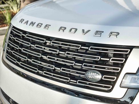 Certified 2025 Land Rover Range Rover SE image 11