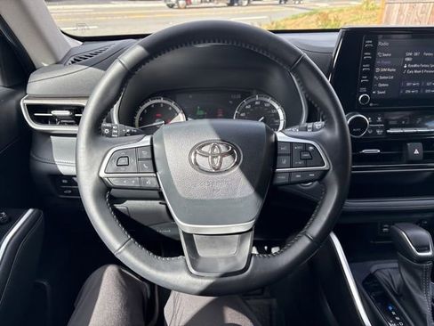 Used 2022 Toyota Highlander XLE image 22