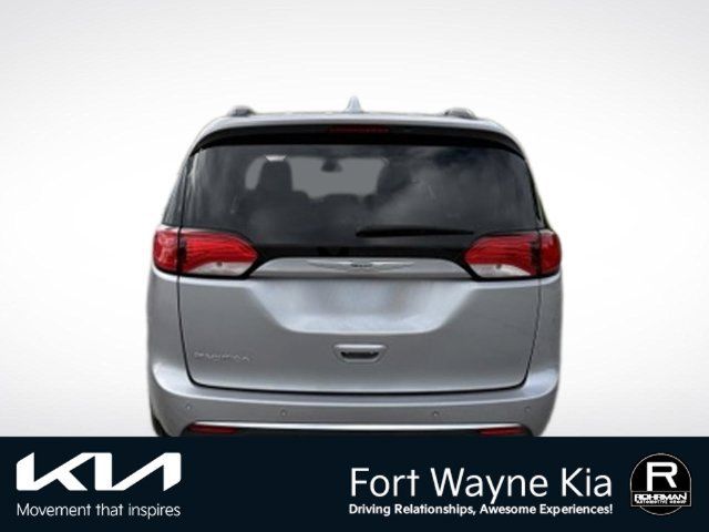 Used 2017 Chrysler Pacifica Touring-L FWD image 5