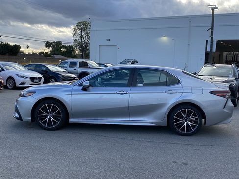Certified 2022 Toyota Camry SE image 2
