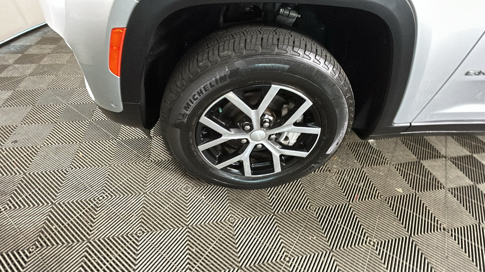 Used 2023 Jeep Grand Cherokee Limited w/ Luxury Tech Group II RWD image 11