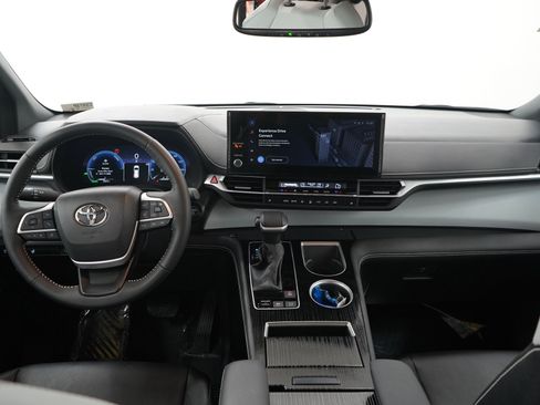 Used 2025 Toyota Sienna XSE FWD image 17