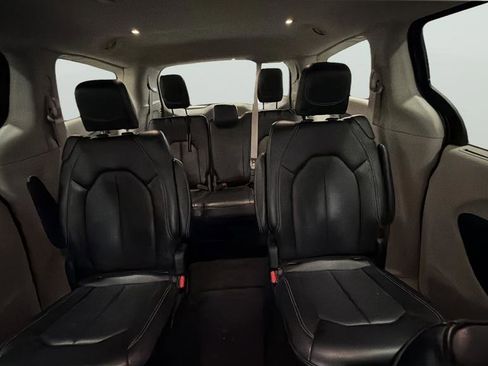 Used 2023 Chrysler Pacifica Touring-L image 24