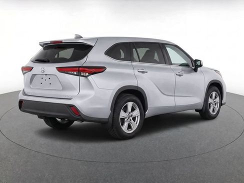 Used 2024 Toyota Highlander LE AWD/4WD image 5