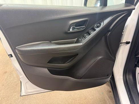 Used 2018 Chevrolet Trax LT w/ LT Convenience Package image 14