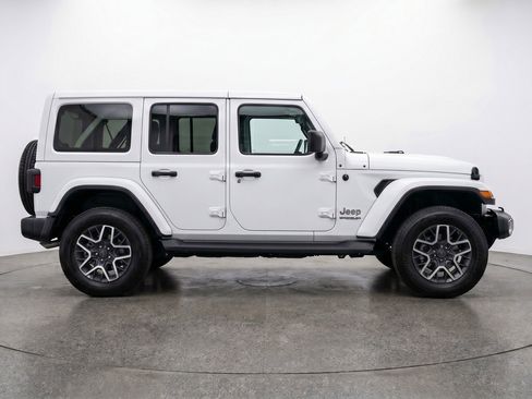 Used 2025 Jeep Wrangler Unlimited Sahara AWD/4WD image 11
