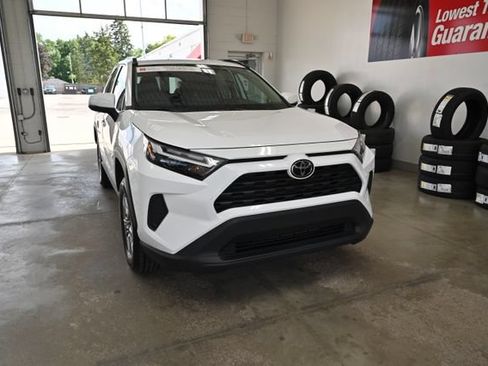 Used 2022 Toyota RAV4 XLE AWD/4WD image 3