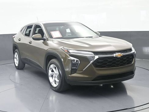 Used 2024 Chevrolet Trax LS w/ LS Convenience Package FWD image 9
