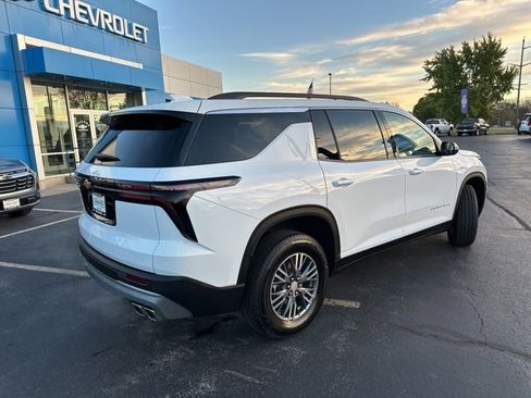 Used 2025 Chevrolet Traverse LT image 3