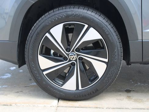 Certified 2025 Volkswagen Taos SE AWD/4WD image 30