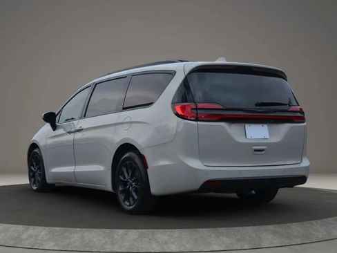 Used 2021 Chrysler Pacifica Touring w/ S Appearance Package image 11