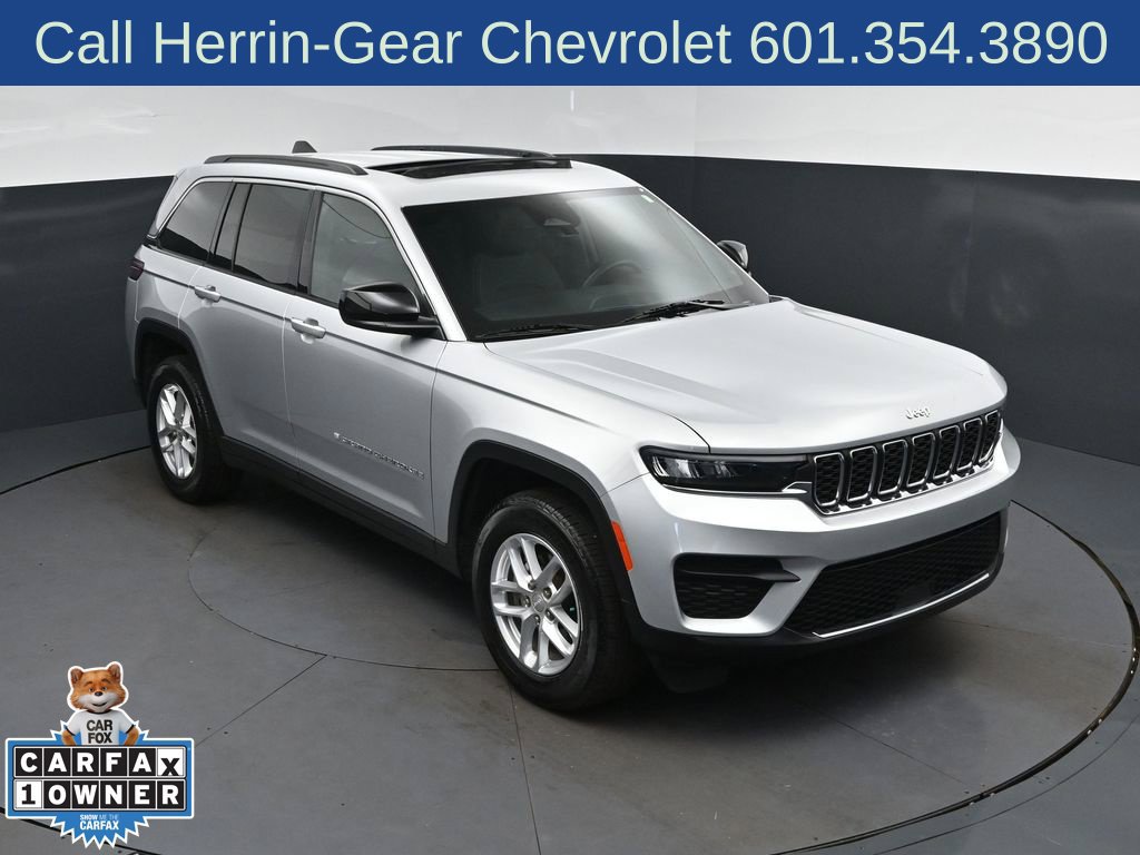 Used 2025 Jeep Grand Cherokee Laredo X w/ Luxury Tech Group I RWD image 1