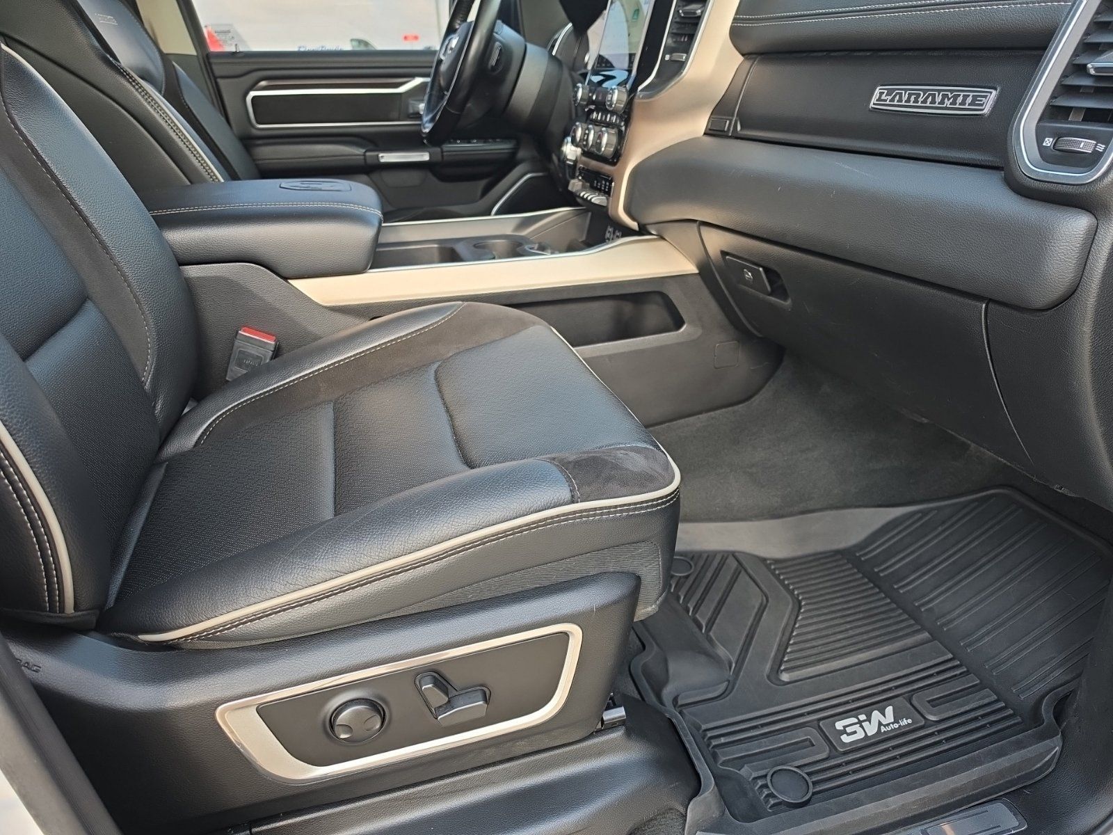 Used 2022 RAM 1500 Laramie AWD/4WD image 18