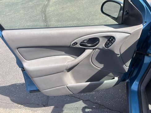 Used 2001 Ford Focus SE FWD image 9