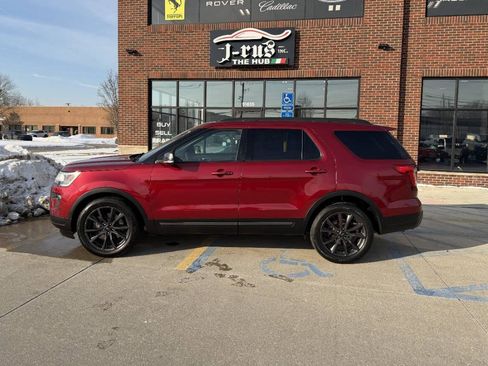 Used 2018 Ford Explorer XLT w/ Equipment Group 202A image 9