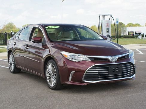 Used 2016 Toyota Avalon Limited w/ Toyota Safety Sense Package FWD image 2