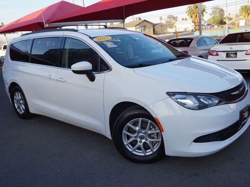 Used 2021 Chrysler Voyager Lxi image 2