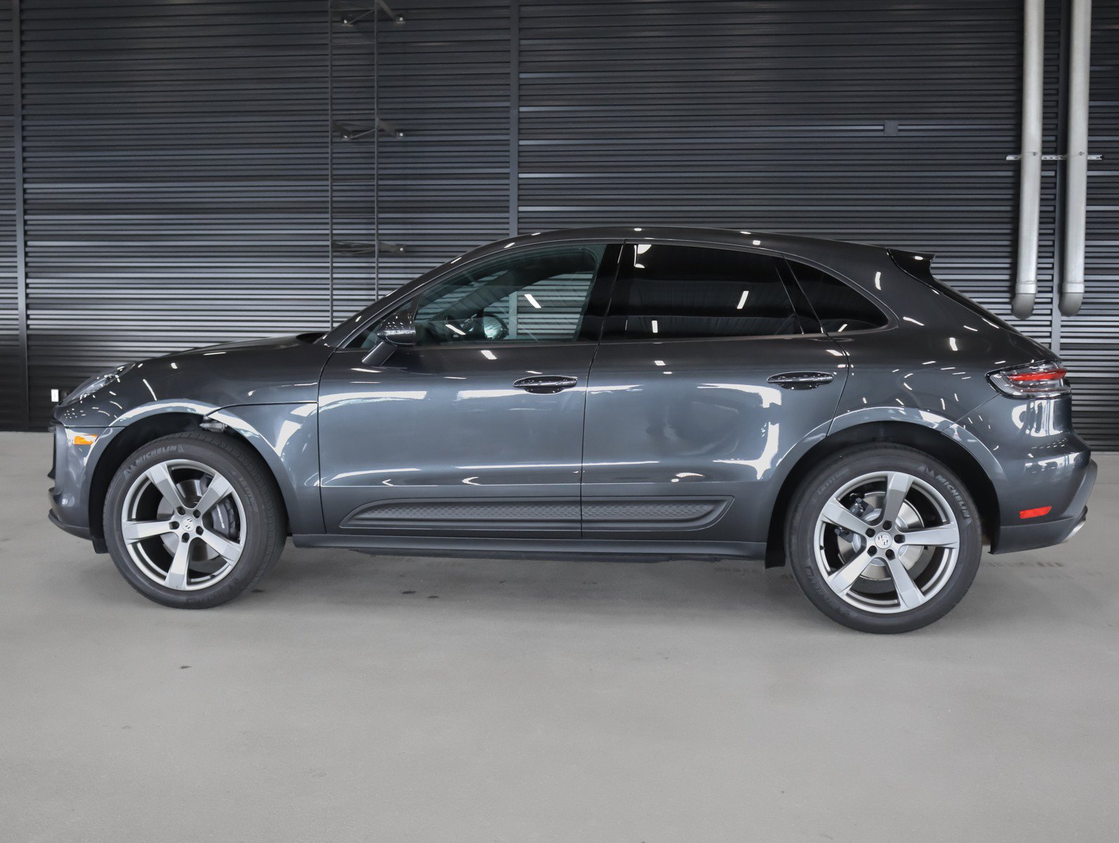 Certified 2024 Porsche Macan AWD/4WD image 2