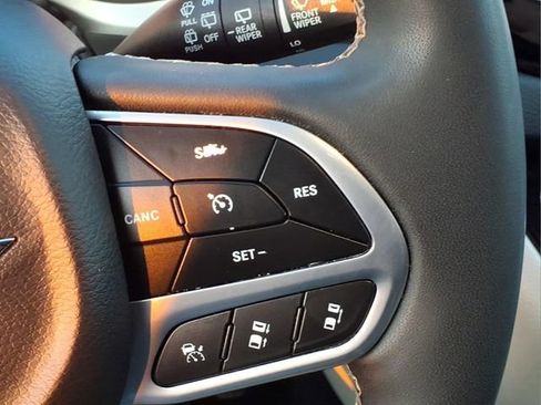 Used 2023 Chrysler Pacifica Touring-L FWD image 24