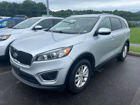 Used 2017 Kia Sorento AWD image 1