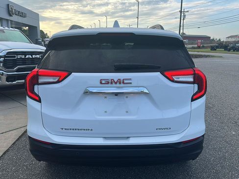 Used 2023 GMC Terrain SLE w/ Driver Convenience Package AWD/4WD image 8