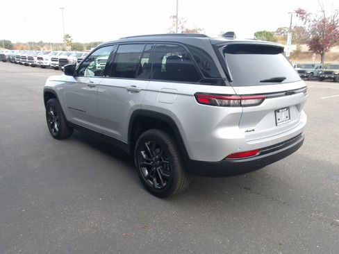 New 2025 Jeep Grand Cherokee Limited image 6