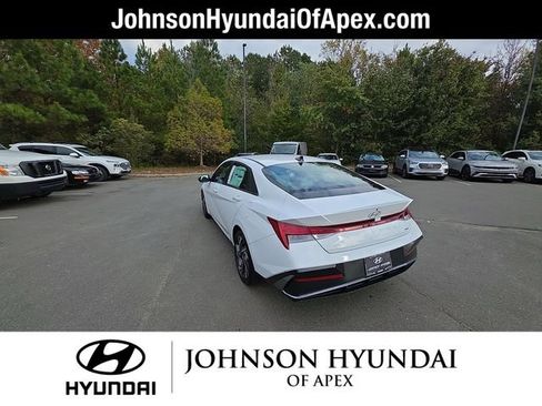 Used 2025 Hyundai Elantra Limited FWD image 17