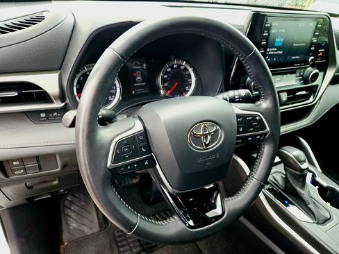 Used 2021 Toyota Highlander LE FWD image 8