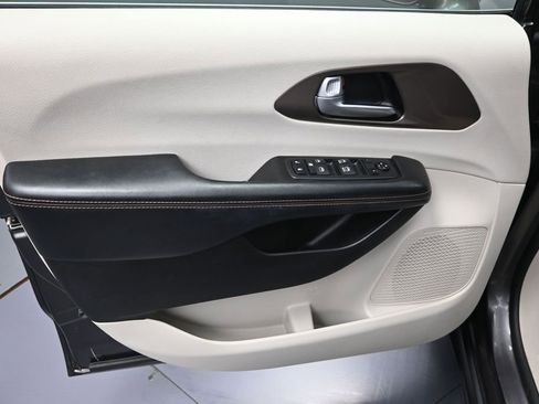 Used 2019 Chrysler Pacifica Touring-L FWD image 10