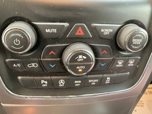 Used 2020 Jeep Grand Cherokee Laredo image 25