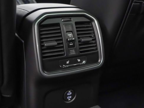 Used 2026 Porsche Macan AWD/4WD image 34