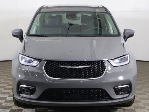 Used 2023 Chrysler Pacifica Touring-L image 12