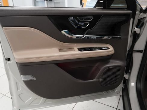 Used 2021 Lincoln Corsair AWD w/ Premium Package image 18