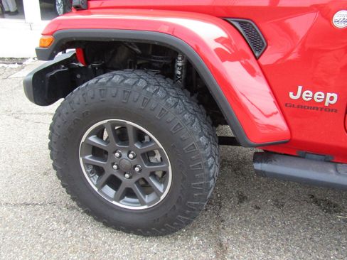 Used 2021 Jeep Gladiator Overland image 2