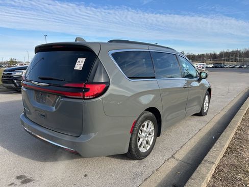 Used 2022 Chrysler Pacifica Touring-L image 3