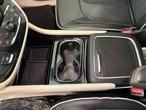 Used 2024 Chrysler Pacifica Limited image 32