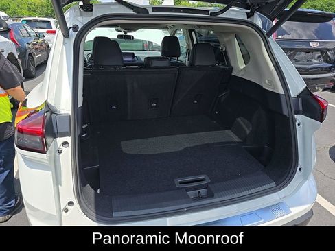 Used 2025 Nissan Rogue SV w/ SV Premium Package FWD image 8