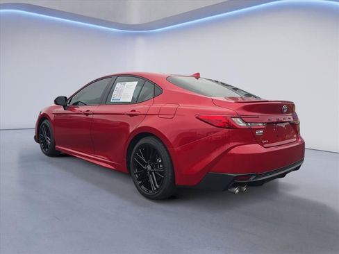 Used 2025 Toyota Camry SE image 3