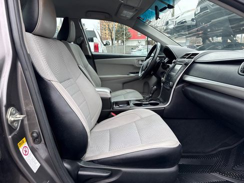 Used 2017 Toyota Camry SE image 25