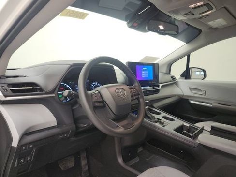 Used 2026 Toyota Sienna LE FWD image 19