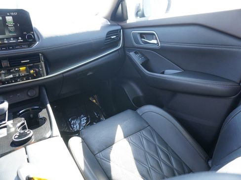 Used 2021 Nissan Rogue Platinum image 18