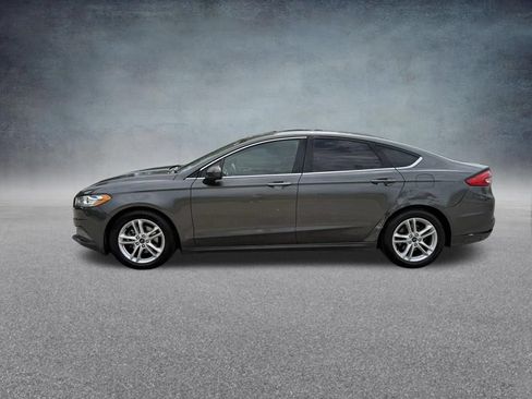 Used 2018 Ford Fusion SE w/ Fusion SE Technology Package FWD image 4