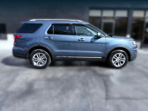 Used 2018 Ford Explorer XLT AWD/4WD image 7