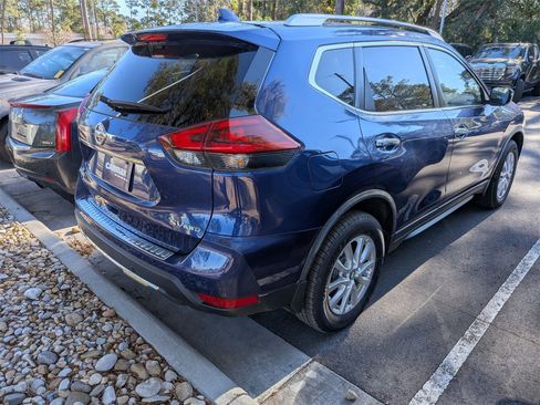 Used 2020 Nissan Rogue SV image 2