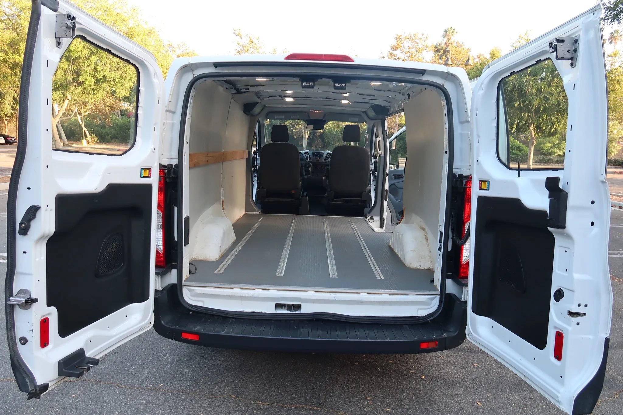 Used 2018 Ford Transit 250 130 Low Roof w/ Exterior Upgrade Package RWD image 17