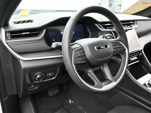 Used 2025 Jeep Grand Cherokee Laredo X RWD image 15