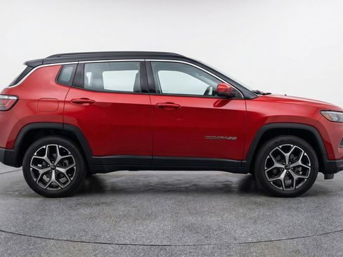 Used 2025 Jeep Compass Limited image 11