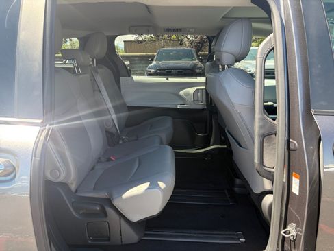 Used 2025 Toyota Sienna XLE FWD image 16