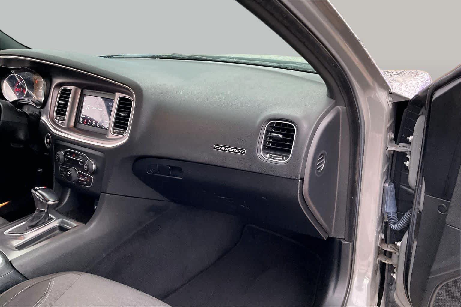 Used 2019 Dodge Charger SXT RWD image 17