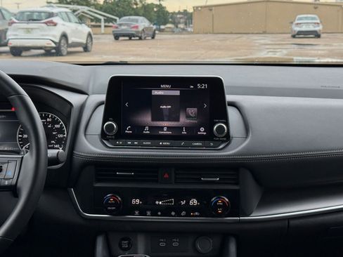 Used 2025 Nissan Rogue SV FWD image 17